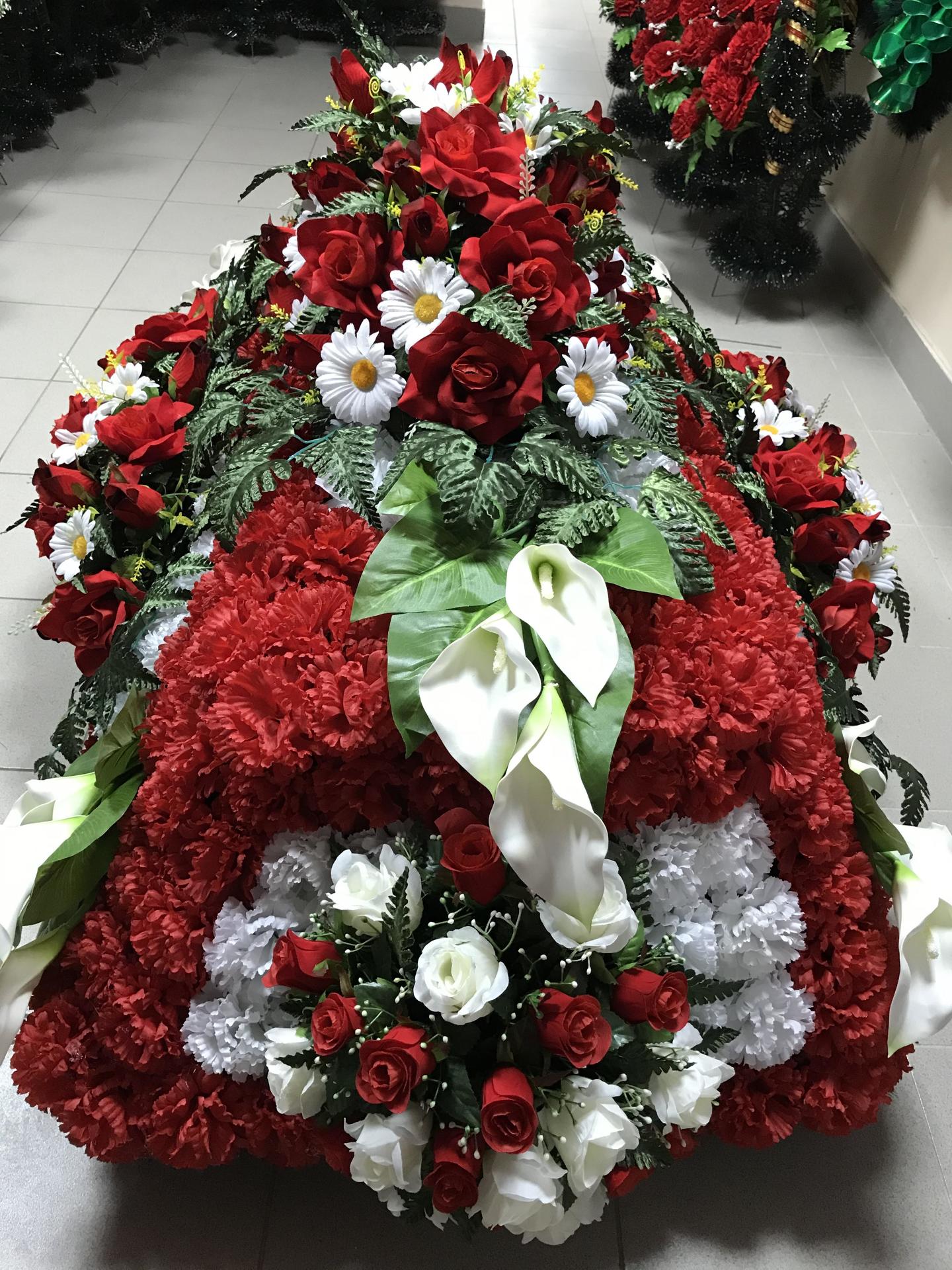 Венок холм на могилу